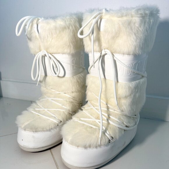 Moon Boot Women’s Classic Faux Fur Snow Boots – White – Size fits between 9/10.5 - Picture 1 of 8